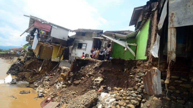 Banjir bandang menerjang Garut