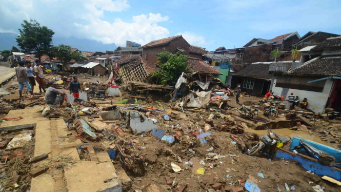 Rumah-rumah rusak akibat diterjang banjir bandang di Garut pada Selasa malam, 20 September 2016.
