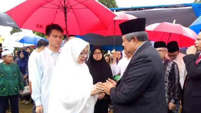 Susilo Bambang Yudhoyono menyalami istri almarhum Maftuh Basyuni di TMP Kalibata, Rabu, 21 September 2016.
