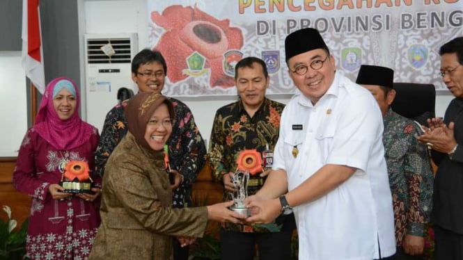 Wali Kota Surabaya Tri Rismaharini dan Gubernur Bengkulu Ridwan Mukti bersama Ketua KPK Saut Situmorang dalam Korsup KPK di Bengkulu, Rabu (21/9/2016)