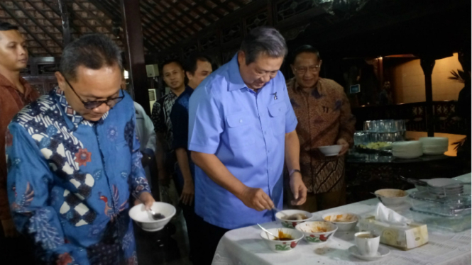 SBY dan sejumlah tokoh politik Partai Demokrat bersantap bakso di Cikeas