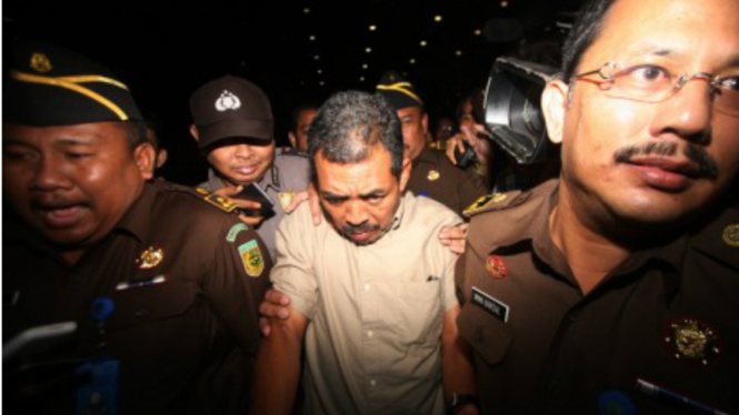 Tersangka Jaksa Penuntut Umum Kejati Sumatera Barat Farizal saat dibawa ke Komisi Pemberantasan Korupsi (KPK). Ia disangka menerima suap atas pengadaan gula impor tanpa label SNI oleh importir.