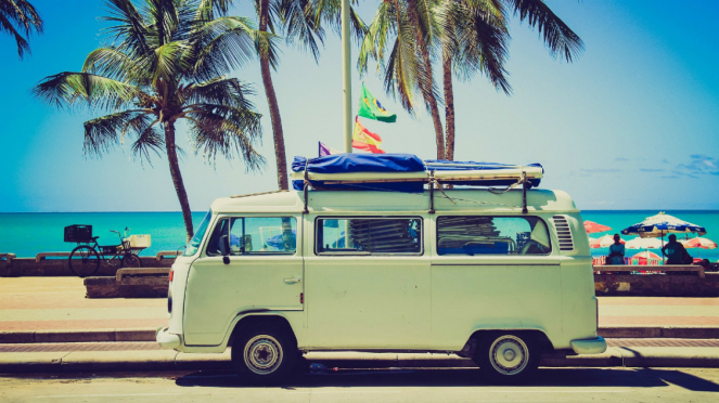 Ilustrasi traveling menggunakan mobil.