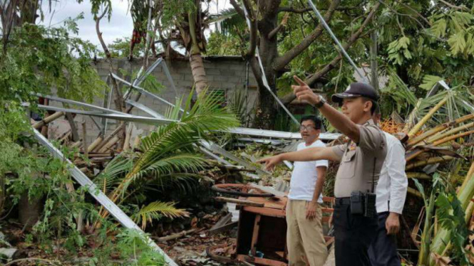 Dampak dari kejadian puting beliung yang menerjang Kepulauan Seribu.