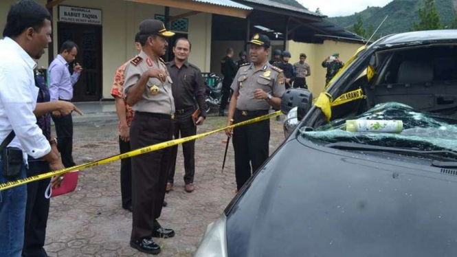 Kapolda Aceh Irjen Pol Husein Hamidi menyaksikan mobil anggota DPR Kabupaten Bener Meriah yang dilempari granat oleh istri sirinya.