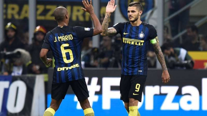 Gelandang Inter Milan, Joao Mario (kiri) bersama Mauro Icardi