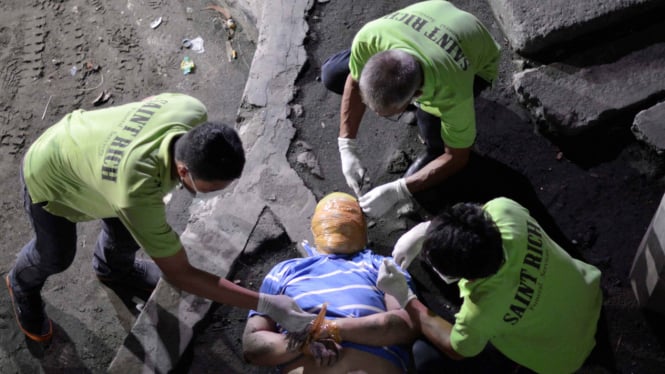 Kepolisian Filipina melakukan pemeriksaan terhadap jasad pengedar narkoba di negara itu yang ditembak mati di jalanan beberapa waktu lalu.