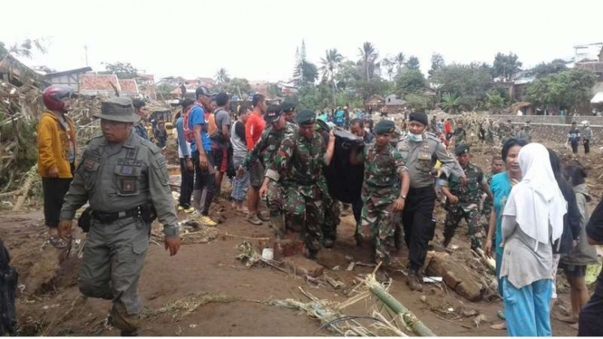 Tim pencari gabungan mengevakuasi salah seorang korban bencana banjir bandang di Kabupaten Garut Jawa Barat, Kamis (22/9/2016)