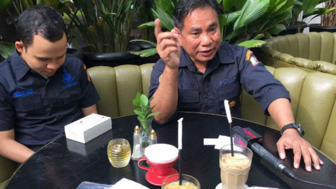 Kabid Kimbiofor Puslabfor Bareskrim Polri Kombes Nursamran Subadi, saat reka ulang uji kopi Vietnam menggunakan sianida di kafe Olivier.