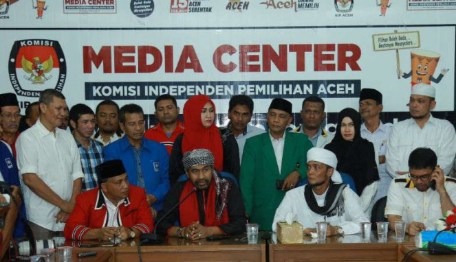 Pasangan Muzakir Manaf dan TA Khalid mendaftar sebagai calon gubernur dan wakil gubernur Aceh kepada Komisi Independen Pemilihan (KIP) Aceh pada Kamis, 22 September 2016.
