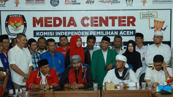 Pasangan Muzakir Manaf dan TA Khalid mendaftar sebagai calon gubernur dan wakil gubernur Aceh kepada Komisi Independen Pemilihan (KIP) Aceh pada Kamis, 22 September 2016.