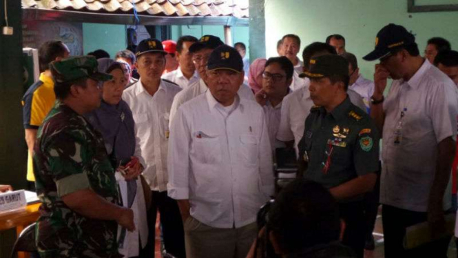 Menteri PUPR Basuki Hadimuljono saat kasih bantuan sanitasi di Garut