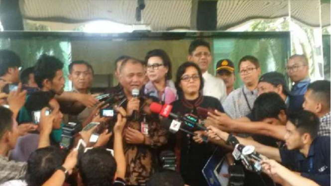 Menteri Keuangan Sri Mulyani dan Pimpinan KPK di kantor KPK