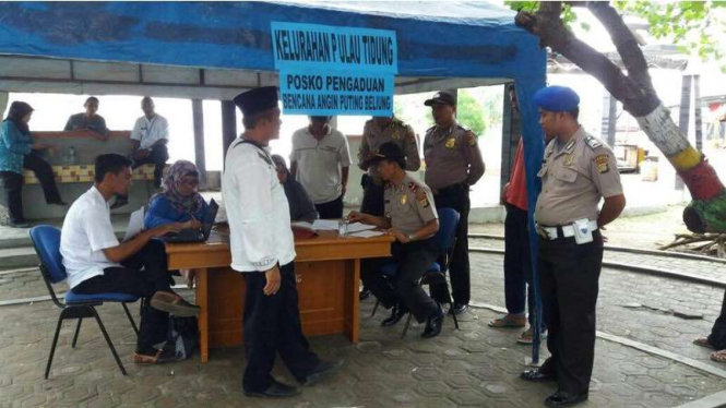 Posko pengaduan korban bencan angin puting beliung yang sudah didirikan di Pulau Tidung, Kamis (22/9/2016). Tidak ada korban jiwa dalam kejadian ini meski 177 rumah dilaporkan rusak.