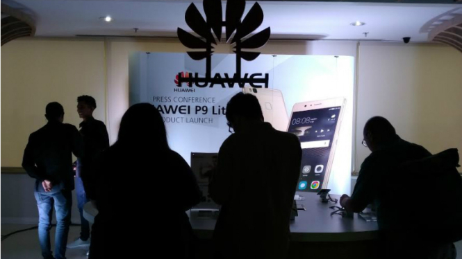 Sejumlah pengunjung menjajal perangkat ponsel buatan Huawei. 