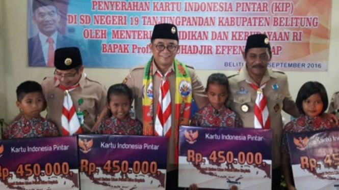 Kemendikbud serahkan KIP di SDN Tanjung Pandan