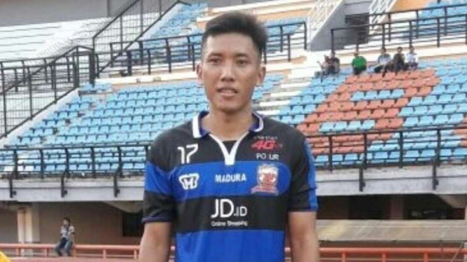 Ahmad Bustomi berkostum Madura United