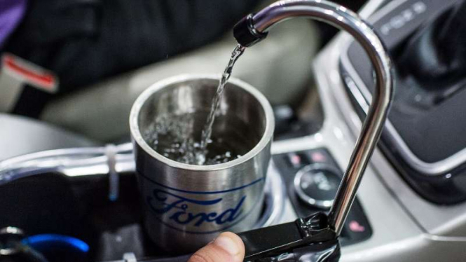 Air minum yang berasal dari buangan AC mobil.