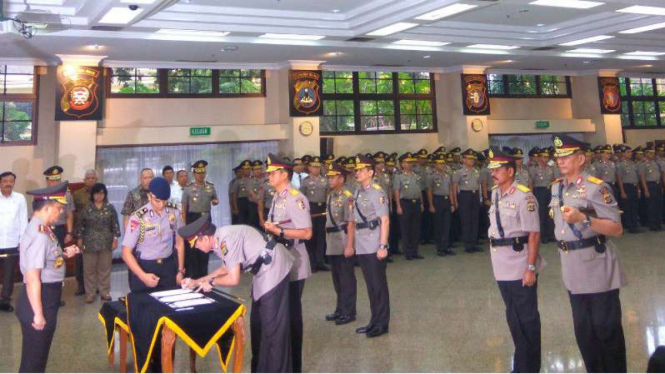 Kapolri Jenderal Pol. Tito Karnavian lantik beberapa periwira tinggi Polri