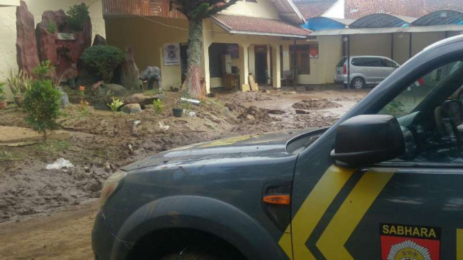 Kantor Polsek Tarogong Kidul berhenti beroperasi akibat terdampak banjir bandang di Kabupaten Garut pada Selasa malam, 20 September 2016.