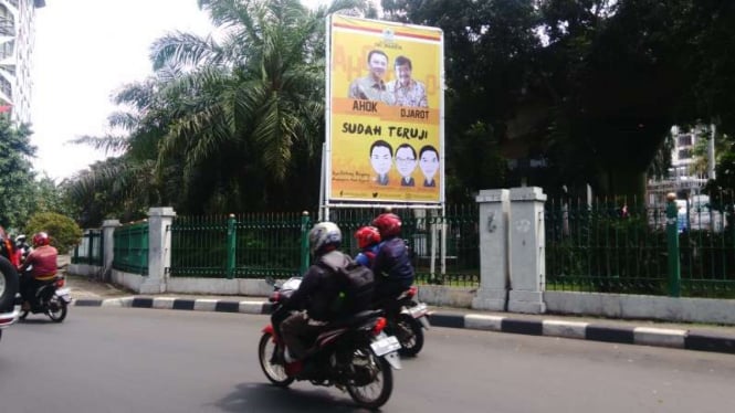 Golkar pasang baliho dukungan ke Ahok dan Djarot.