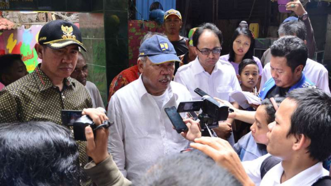 Menteri Pekerjaan Umum dan Perumahan Rakyat, Basuki Hadimuljono, saat mengunjungi Kampung Warna-warni di Malang pada Jumat, 23 September 2016.