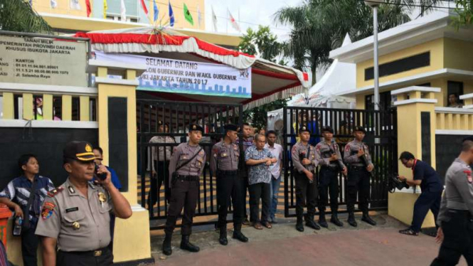 Polisi berjaga di depan kantor KPU DKI Jakarta