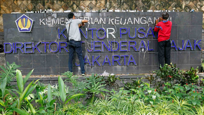 Perbaikan papan nama kantor Ditjen Pajak di Jakarta