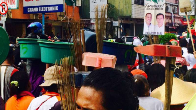Para penyapu jalanan dan pedagang ikan mengantar pasangan calon wali kota dan wakil wali kota Ambon, Ricard Louhenapessy-Syarif Headler, mendaftar ke KPU setempat pada Jumat, 23 September 2016.