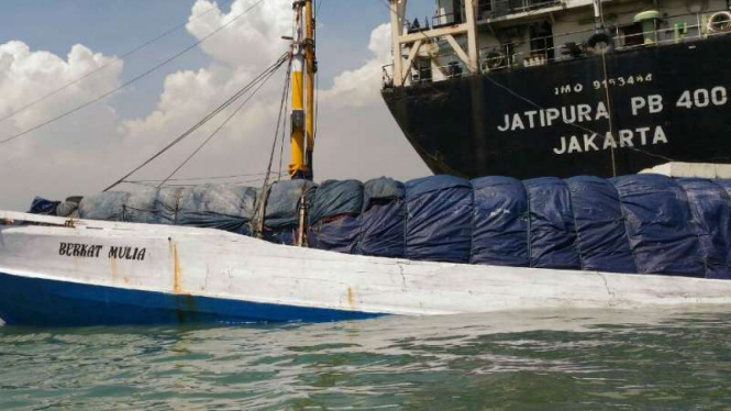Kapal Layar Motor Berkat Mulia tenggelam di Teluk Lamong, Surabaya, pada Jumat pagi 23 September 2016.