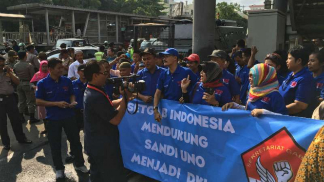 Puluhan pendukung Sandiaga Uno memenuhi Kantor KPU DKI Jakarta