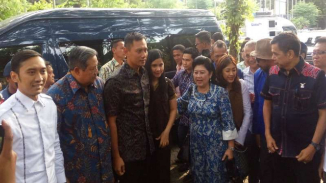Bakal Calon Gubernur DKI Jakarta Agus Harimurti Yudhoyono bersama keluarga