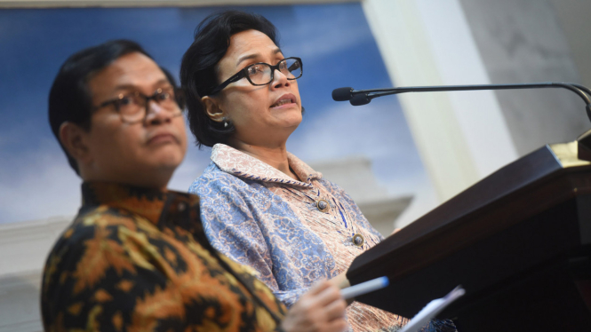 Menteri Keuangan Sri Mulyani (kanan)