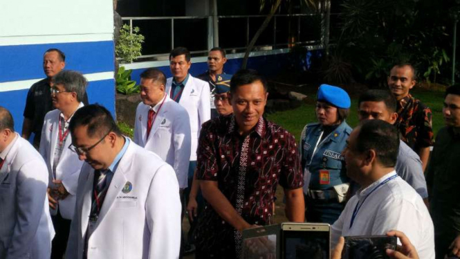 Bakal calon gubernur DKI Jakarta, Agus Harimurti Yudhoyono (berkemeja batik), di Rumah Sakit TNI Angkatan Laut Mintohardjo di Jakarta pada Sabtu pagi, 24 September 2016.