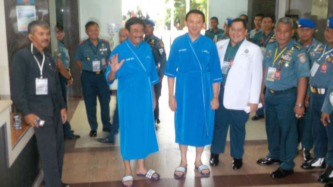 Calon gubernur dan wakil gubernur DKI Jakarta, Basuki Tjahaja Purnama alias Ahok-Djarot Saiful Hidayat, sebelum menjalani tes kesehatan di RSAL Dr Mintohardjo Jakarta pada Sabtu, 24 September 2016.
