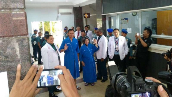 Bakal calon gubernur dan wakil gubernur DKI Jakarta, Agus Harimuti Yudhoyono dan Sylviana Murni, seusai menjalani tes kesehatan di RSAL Dr Mintohardjo di Jakarta pada Sabtu pagi, 24 September 2016.