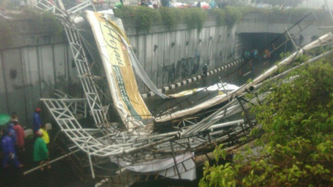 Jembatan penyeberangan orang di Pasar Minggu roboh pada Sabtu pekan lalu.