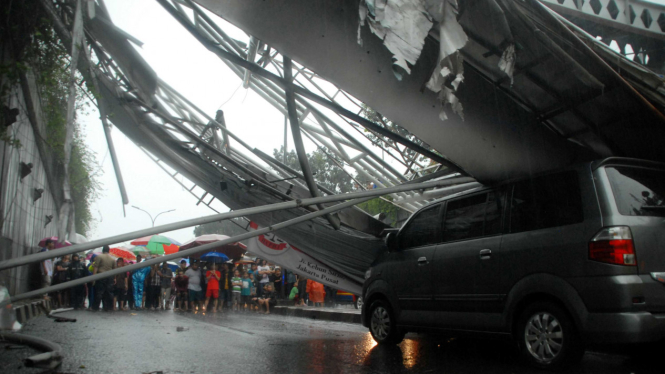 Jembatan Penyeberangan Orang di Pasar Minggu roboh, Sabtu 24 September 2016. 