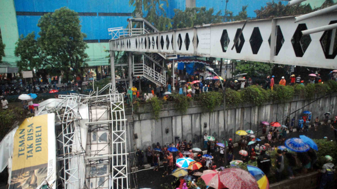 Jembatan penyeberangan orang di Pasar Minggu roboh