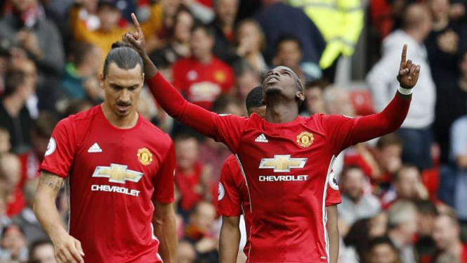 Gelandang Manchester United, Paul Pogba (kanan)
