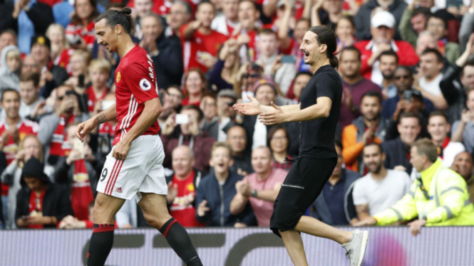 Striker Manchester United, Zlatan Ibrahimovic, saat dikejar fan.