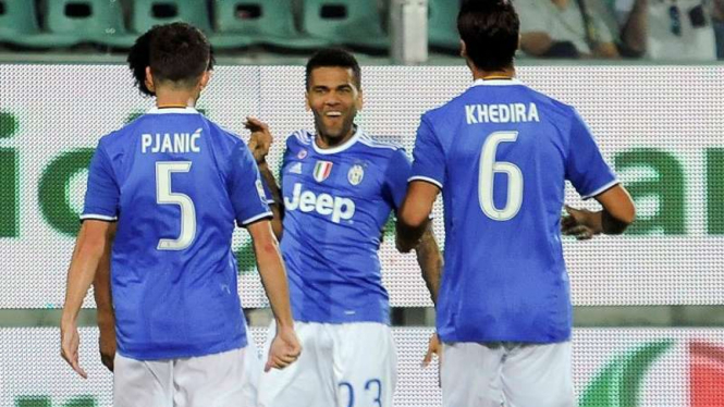 Pemain Juventus, Dani Alves (tengah), merayakan gol