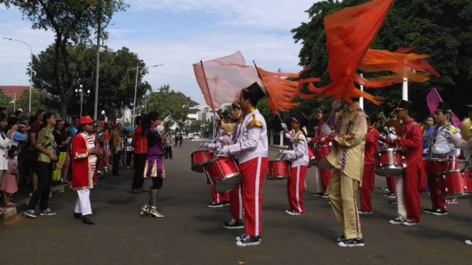 Marching Band SMP Suluh memeriahkan prosesi pergantian jaga Paspampres di Istana