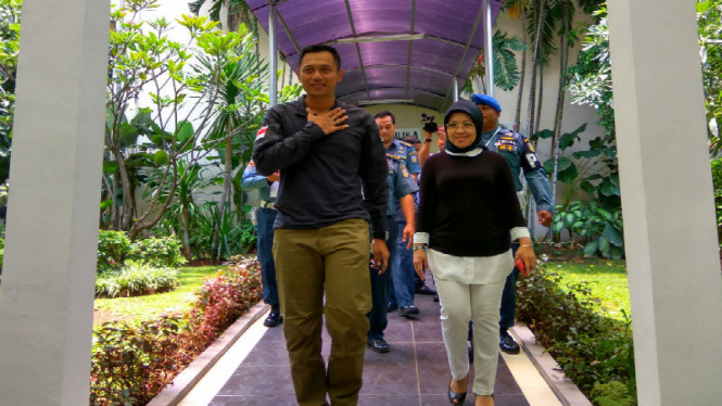 Bakal cagub DKI, Agus Yudhoyono, bersama bakal cawagub Syviana Murni di RSAL Mintohardjo.
