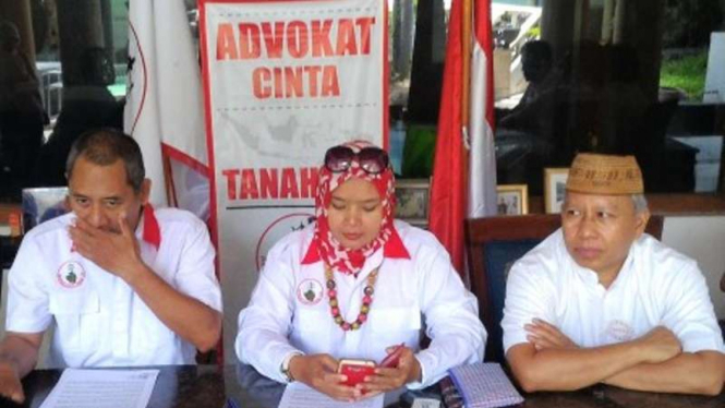 Wakil Ketua Advokat Cinta Tanah Air (ACTA) Nurhayati (tengah)
