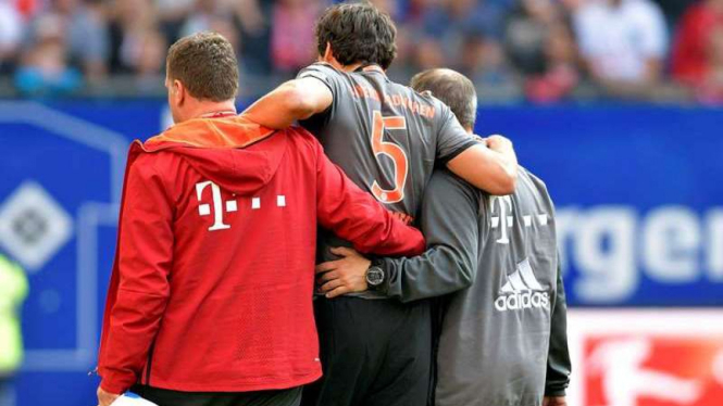 Pemain belakang Bayern Munich, Mats Hummels (tengah).