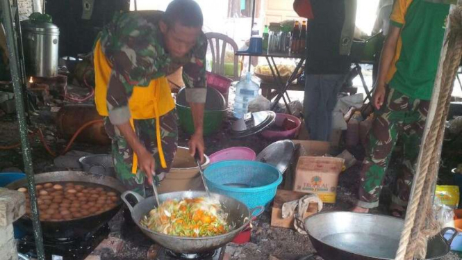 Dapur umum untuk korban banjir Garut.