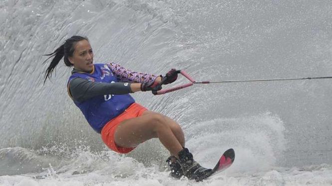 Atlet ski air DKI Jakarta Emilia Guliva Hampp melakukan manuver