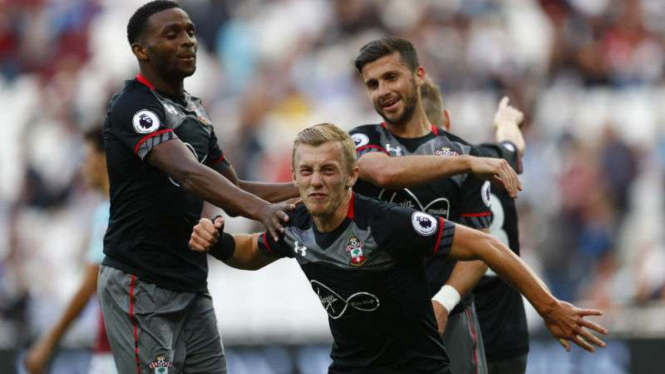 Pemain Southampton James Ward-Prowse rayakan gol ke gawang West Ham