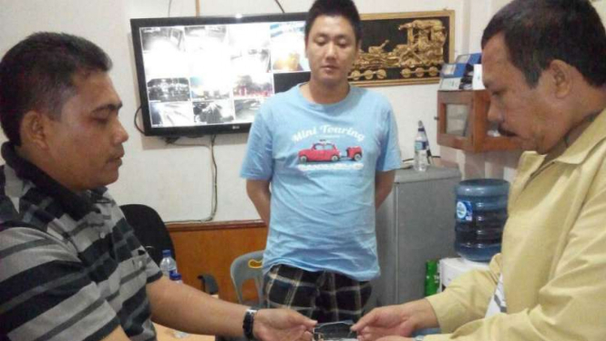 Aparat Rutan Tanjung Gusta Medan menyerahkan Hendy (tengah), seorang narapidana yang diciduk setelah bertransaksi narkoba kepada aparat Kepolisian pada Minggu malam, 25 September 2016.